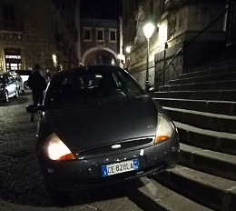 Catania, parcheggio sui gradini del sagrato di piazza San Francesco