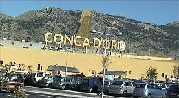 Travolta durante svendita, donna risarcita con 15 mila euro