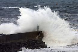 Traghetto urta molo a Vulcano per il forte vento: nessun ferito