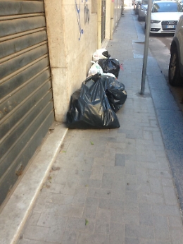 Catania, rifiuti della differenziata lasciati davanti ai portoni in via Canfora