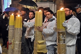 Sant' Agata, devoti: ceri sulle spalle e ombrelli aperti