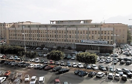 Vogliono portare a casa il defunto che deve restare in obitorio: 3 feriti