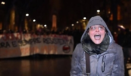 «Dovete morire tutti» ai poliziotti, bufera sulla prof originaria di Piazza Armerina