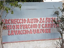 Autorimessa e autolavaggio abusivi a Picanello con auto rubata dentro