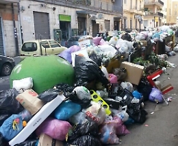 Catania, spazzatura davanti ad un supermercato: è normale?