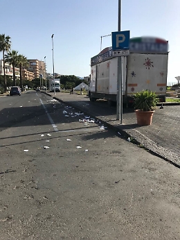 Catania, che degrado in piazza Cannavò: e nessuno ripulisce