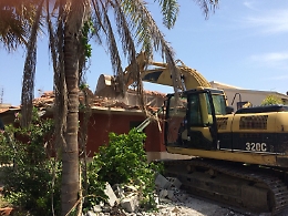 Abusivismo, nell'Oasi del Simeto avviata la demolizione di villetta