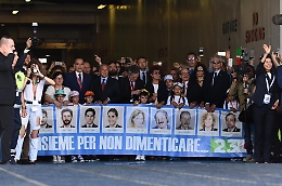 Palermo commossa commemora le stragi, Mattarella: «Sconfiggeremo la mafia»