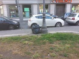 Rifiuti abbandonati in piazza a Catania. Ma il Comune cosa contro questi "fitusi"?