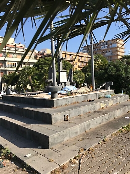 Un vero e proprio oltraggio al momumento per i Caduti del mare