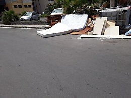 Catania, rifiuti abbandonati in viale Nitta a Librino