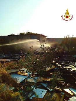 Catania, in fiamme campo rom abbandonato in via Acquicella Porto