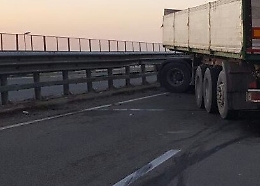 Tir si schianta su un guardrail: chiuso tratto dell'autostrada A19