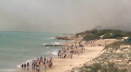 Pauroso rogo a Scoglitti, turisti in fuga dal Club Med Kamarina: chiesti i Canadair