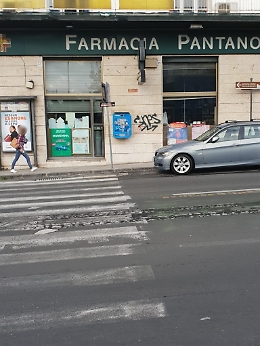 Catania, Via Ala: sacco della spazzatura depositato vicino la fermata del bus