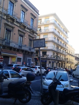 Catania, Piazza Antonino Caruso: un bel bidone dei rifiuti farebbe comodo