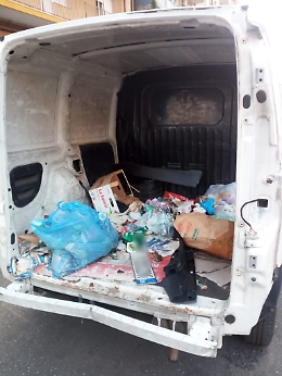 Catania, Via Deodato: furgone abbandonato utilizzato come cassonetto per l'immondizia