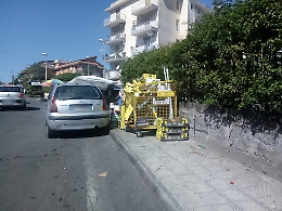 Gravina di Catania: marciapiedi vietati ai pedoni