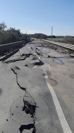 Maltempo,  bucata e spaccata: ecco come si &egrave; ridotta la Statale 194