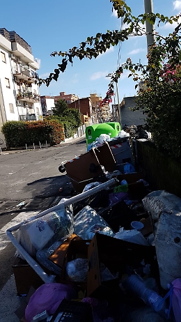 Catania, Via Paratore invasa dai rifiuti: è emergenza sanitaria!