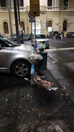 Catania: cestini per i rifiuti stracolmi in Piazza Lanza