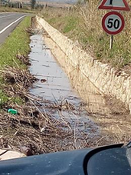 Canale di scolo intasato nella Ss 192 Catania - Patern&ograve;