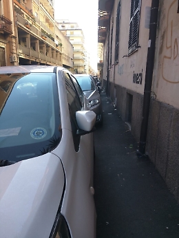 Catania: auto sui marciapiedi impediscono il transito ai pedoni  in Via Crispi
