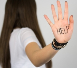 Attenzioni sessuali alla sorella e botte ai genitori: 29enne arrestato a Catania