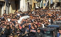 Palermo: è il giorno del dolore, ma le lacrime non placano le polemiche sul villino della morte