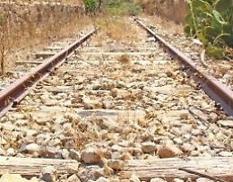 Auto inseguita si ribalta su binari, stop a treni sulla Messina-Palermo