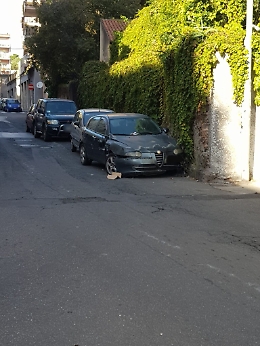 Catania: auto abbandonata in Via Palazzotto, crea difficoltà ai pedoni