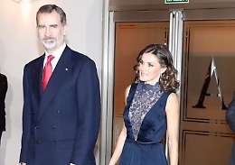 Letizia di Spagna regina di eleganza con qualche outfit da copiare