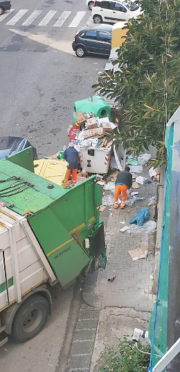 Catania: cassonetti colmi di rifiuti in Via Orto Limoni