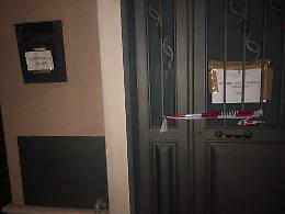 Paternò, un mazzo di fiori bianchi davanti alla casa della tragedia