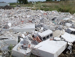 Catania, casa abusiva abbattuta all'Oasi del Simeto