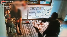 Belpasso, rapinavano tabaccherie picchiando i titolari: arrestati VD