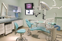 Denuncia dentista abusivo e finisce lui stesso sotto processo: assolto