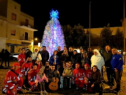 Lampedusa: inaugurato l’Albero di Natale “ecologico” realizzato con 3.000 bottiglie riciclate