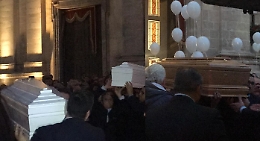 Paternò, tre bare attorniate dal dolore: l'ultimo saluto a Cinzia e ai suoi bambini