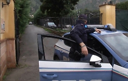 Uomo accoltellato in casa mentre dorme,
la moglie e due figli confessano il delitto