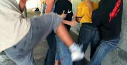 Vittoria, «Dammi il telefono, frocio»
E la baby gang picchia giovane gay