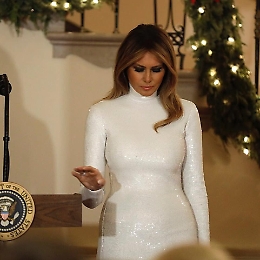Melania Trump "abbaglia" in total white e oscura Donald