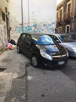 Catania, Via Sisto: appello dei residenti per la posa di paletti parapedonali