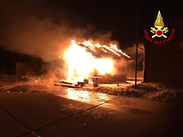 In fiamme bar chalet sull'Etna, le foto dei vigili del fuoco
