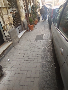 Catania: questa è la situazione del marciapiede di Via Calì