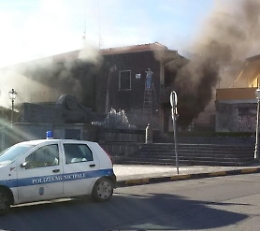 Aci Catena, un incendio devasta la caserma dei vigili urbani