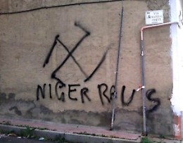 Razzismo, vergogna a Favara: sui muri scritte con la svastica