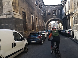 Catania, Via dei Crociferi: da strada del barocco a parcheggio selvaggio