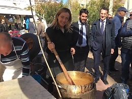 Festa Sant'Agata, Giorgia Meloni "prova" a fare il torrone