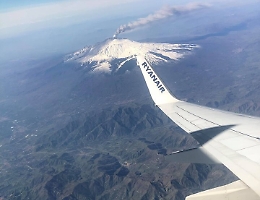 Etna, da scalo Catania non si parte e non si arriva: chiuso spazio aereo